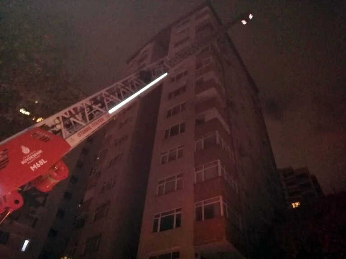Kadıköy\'de 14 Katlı Binanın Çatısında Yangın