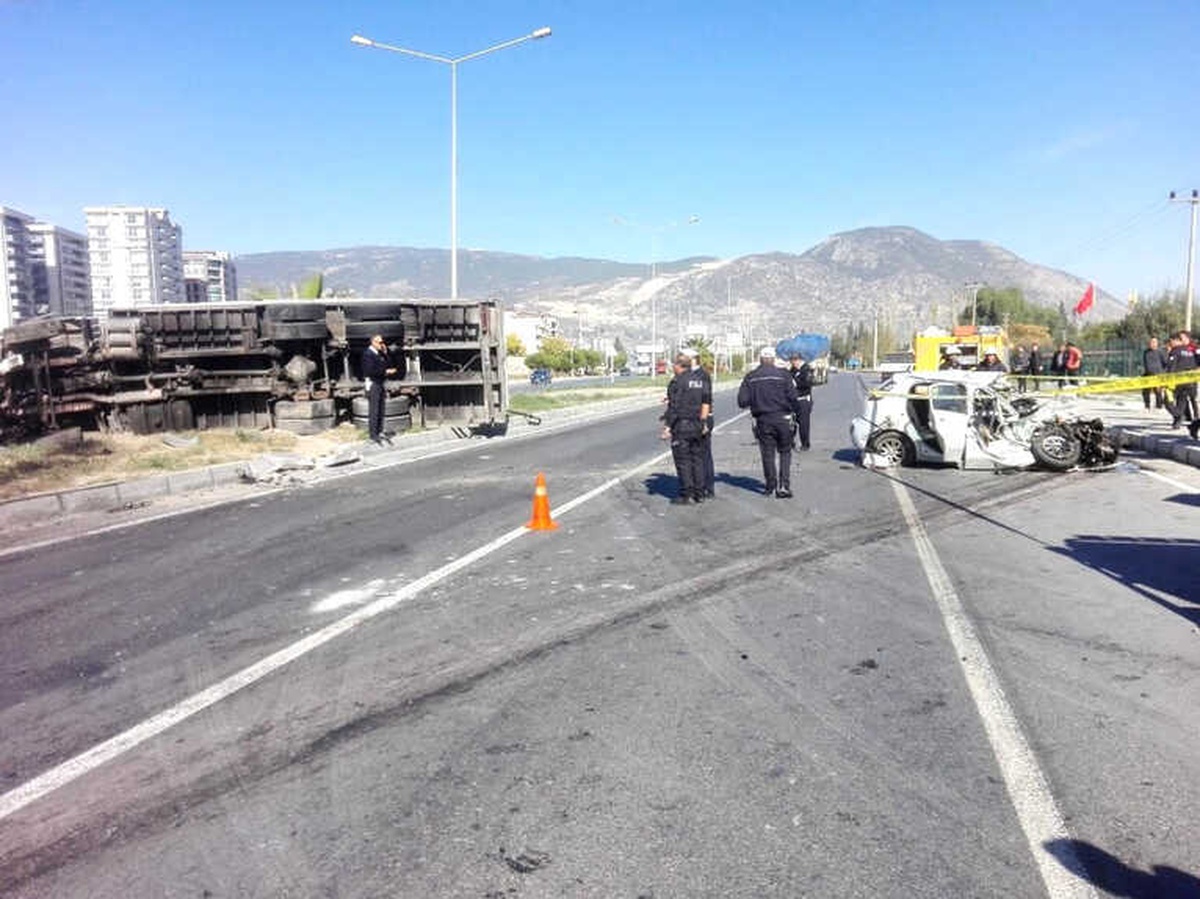 Karşı Şeride Geçen Otomobil Tüp Kamyonun Altına Girdi: 1 Ölü