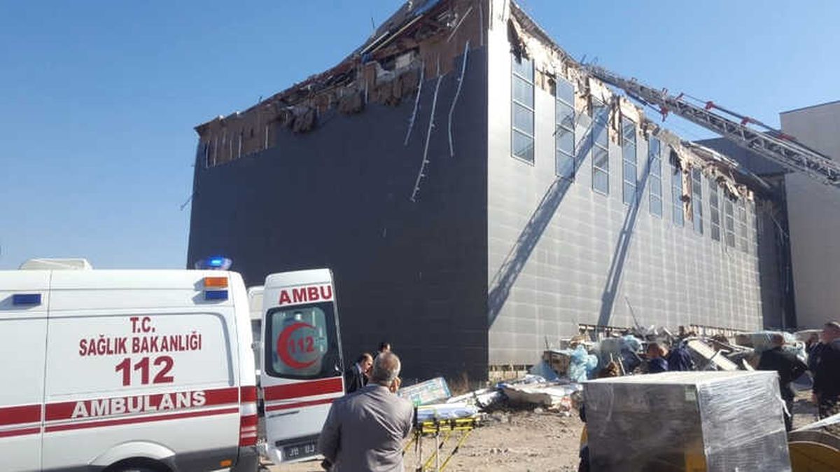 Kayseri\'deki Çatı Çökmesinde Ekipler Yaralı İşçiyi Kurtarma Çalışmalarını Sürdürüyor