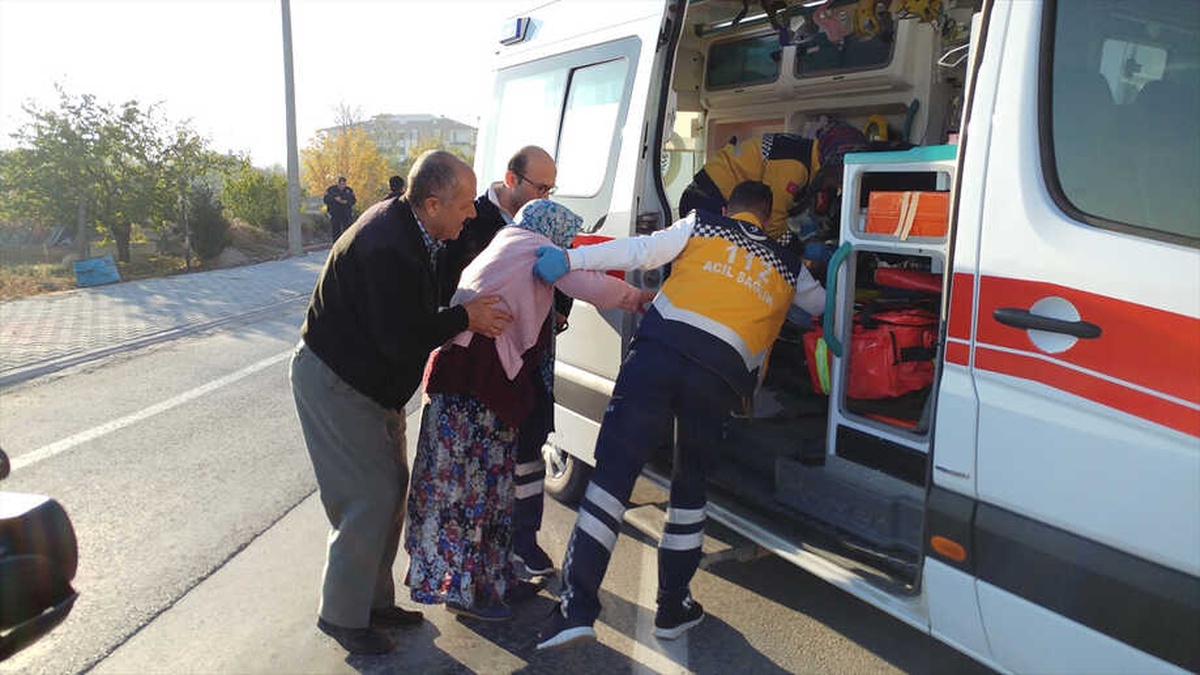 Konya\'da Otomobil Yayalara Çarptı: 3 Yaralı