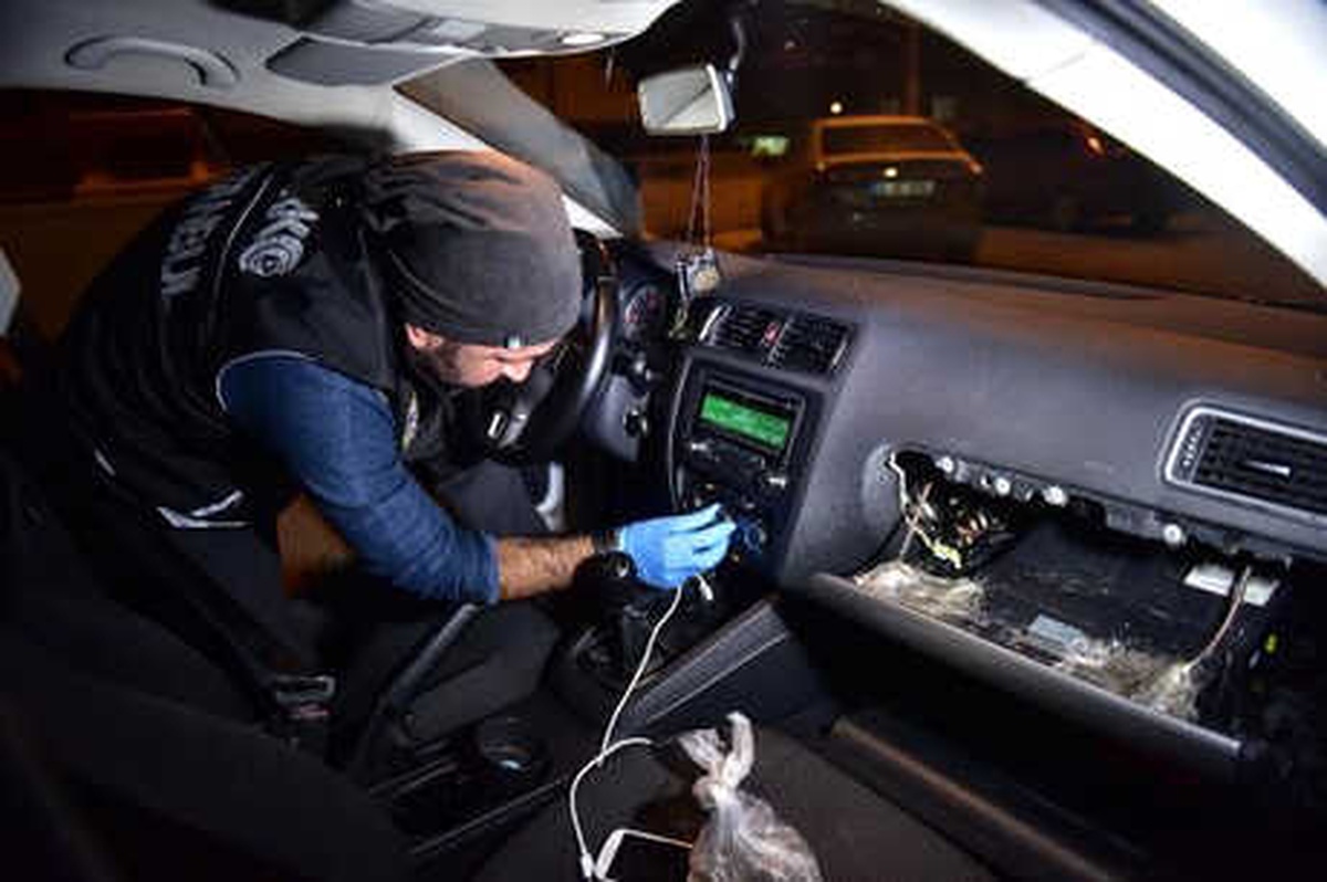 Lüks Araçtaki Uyuşturucu Düzeneği Polisleri Bile Şaşırttı