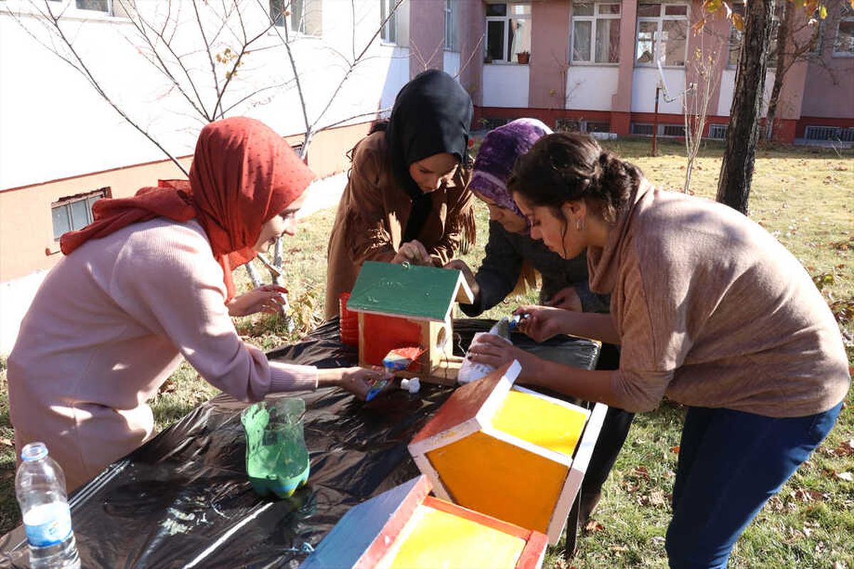 Öğrencilerden Kuşlara Sıcak Yuva
