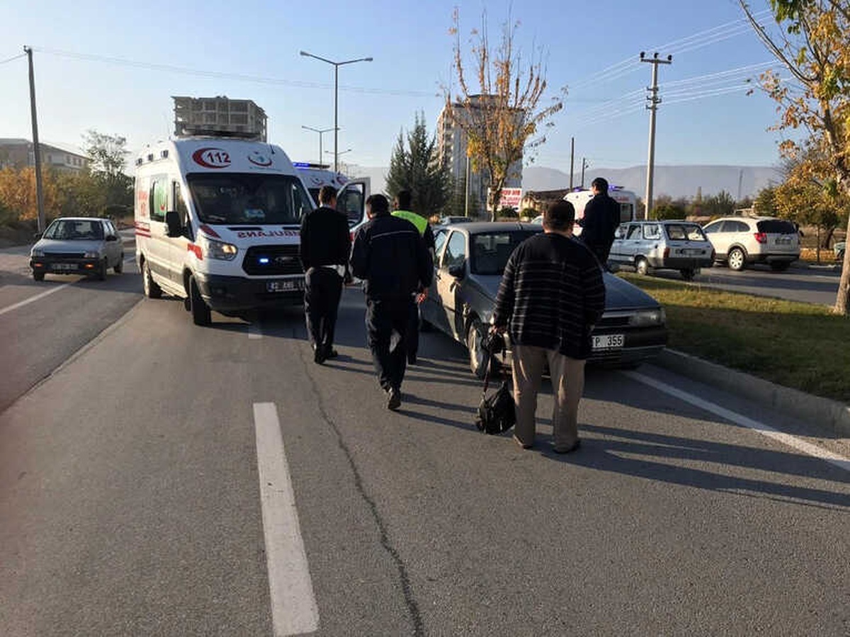 Otomobil Yolun Karşısına Geçmeye Çalışan 3 Kişiye Çarptı