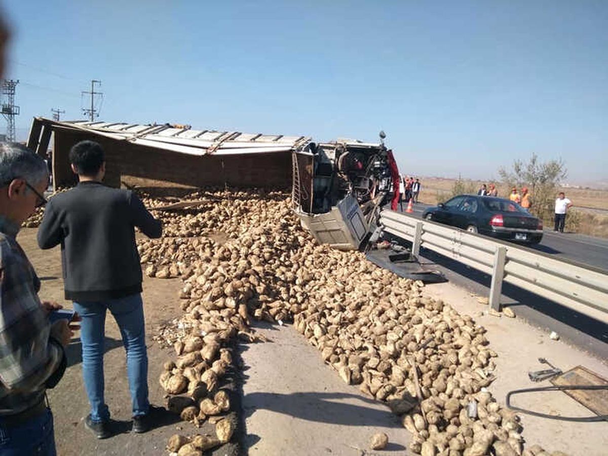 Pancar Yüklü Tır Devrildi, Yol Trafiğe Kapandı