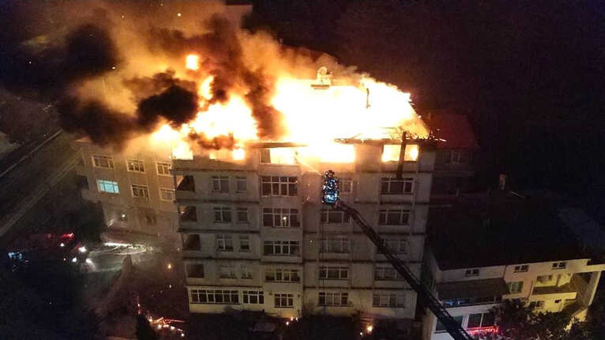 Samsun\'da Bir Binanın 7. Katı ve Çatısı Alev Alev Yandı
