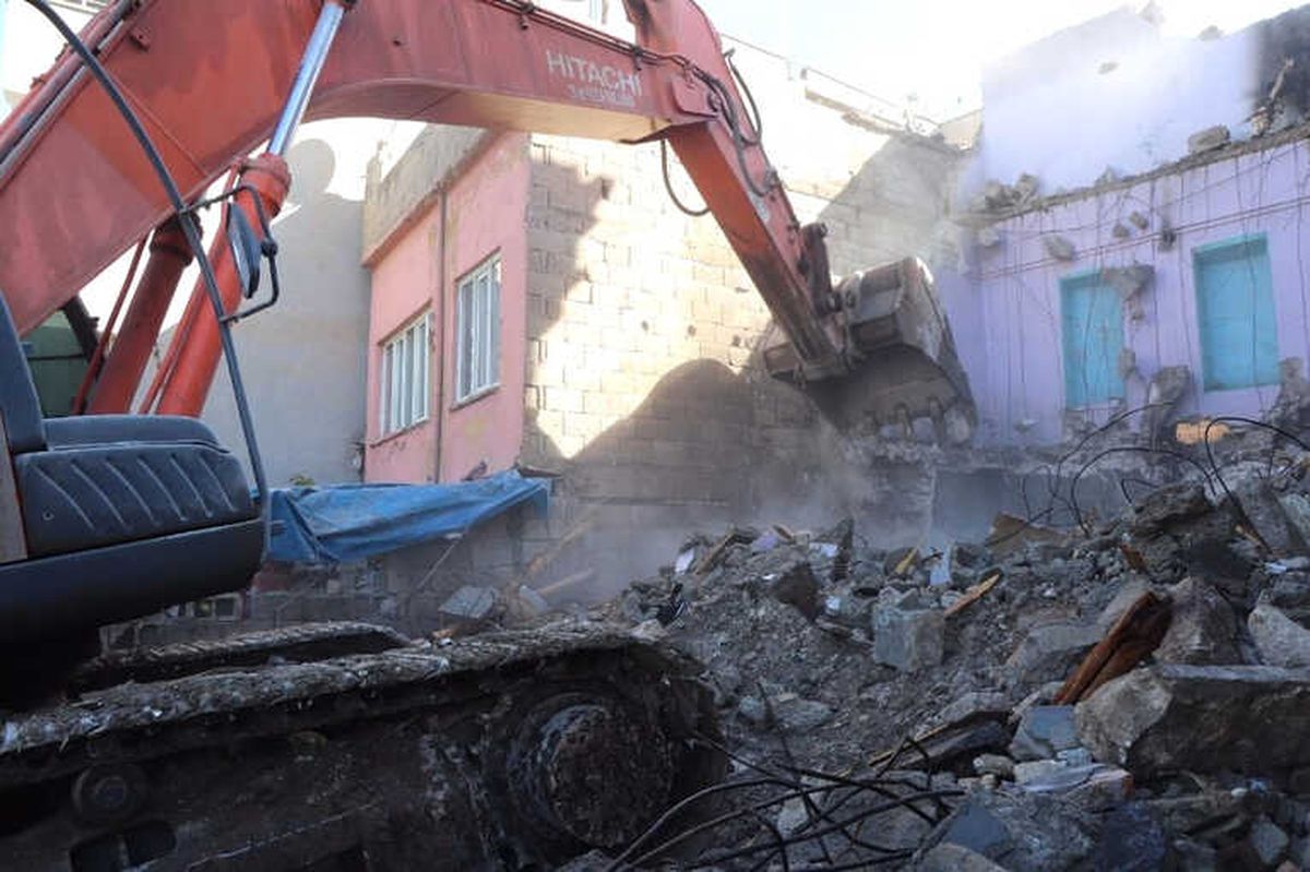 Siirt\'te Tehlike Arz Eden Binalar Görevlilerce Yıkıldı