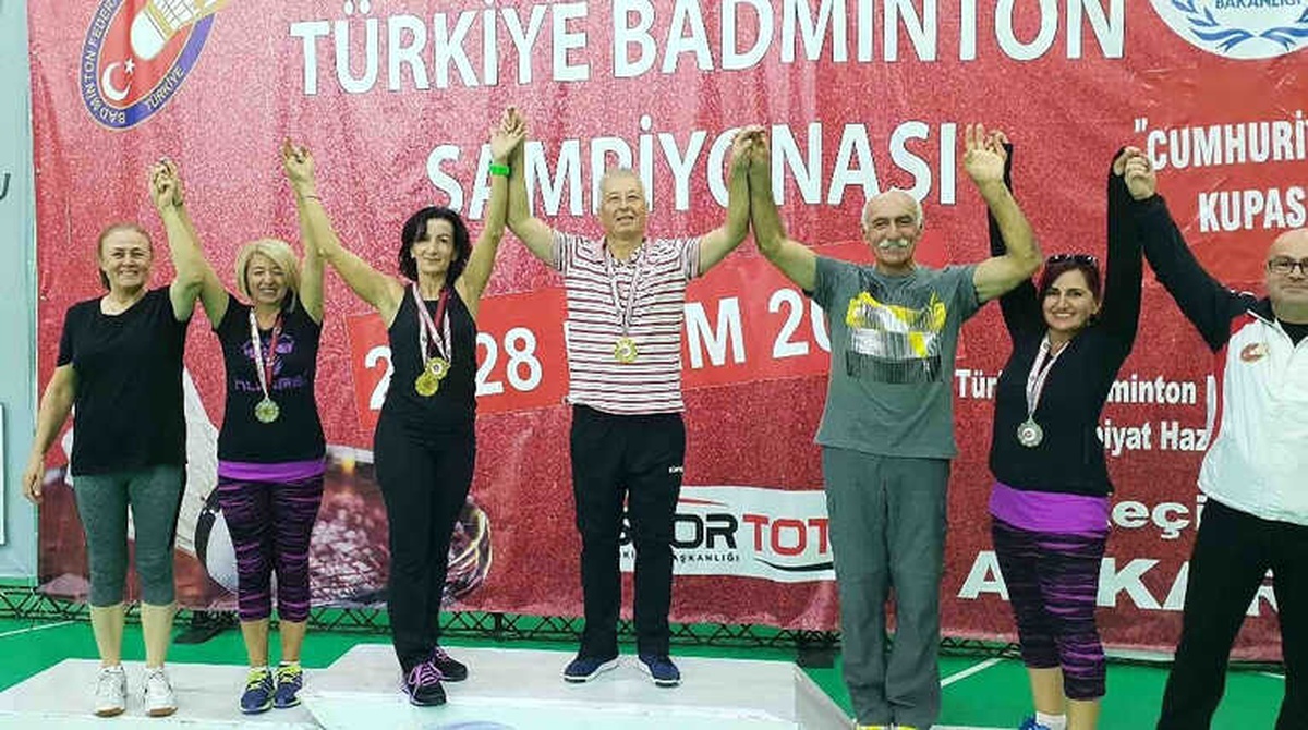 Spor Bilimleri Fakültesi\'nin Hocaları Badminton Şampiyonu