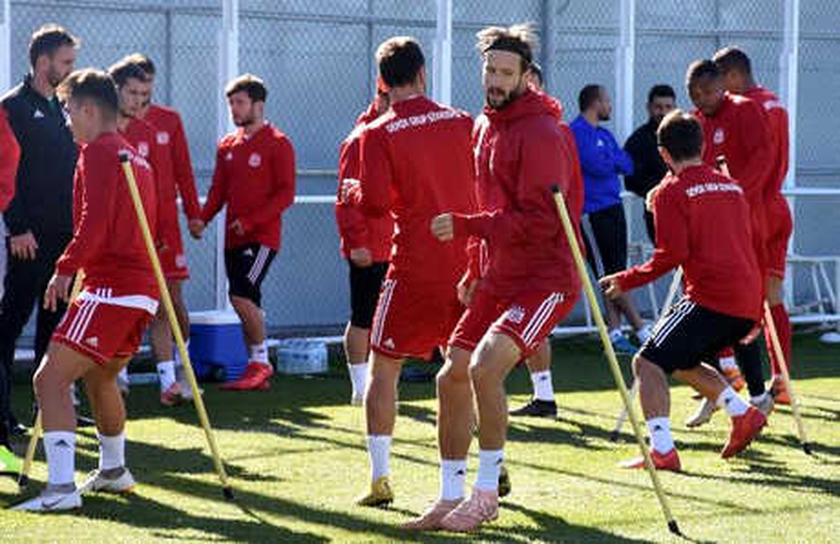 Tamer Tuna: "Sivasspor\'un Kazanarak Devam Etmesi Gerekiyor"