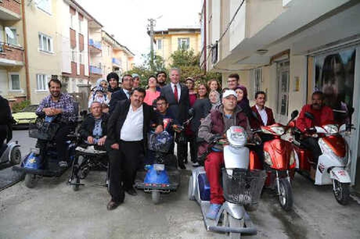 Tayini Çıkan Validen Şehit Aileleriyle Engellilere Hediye Jesti