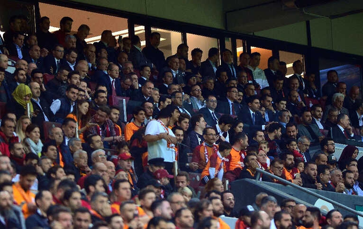 Tribünde Rahatsızlanan Taraftar Vefat Etti
