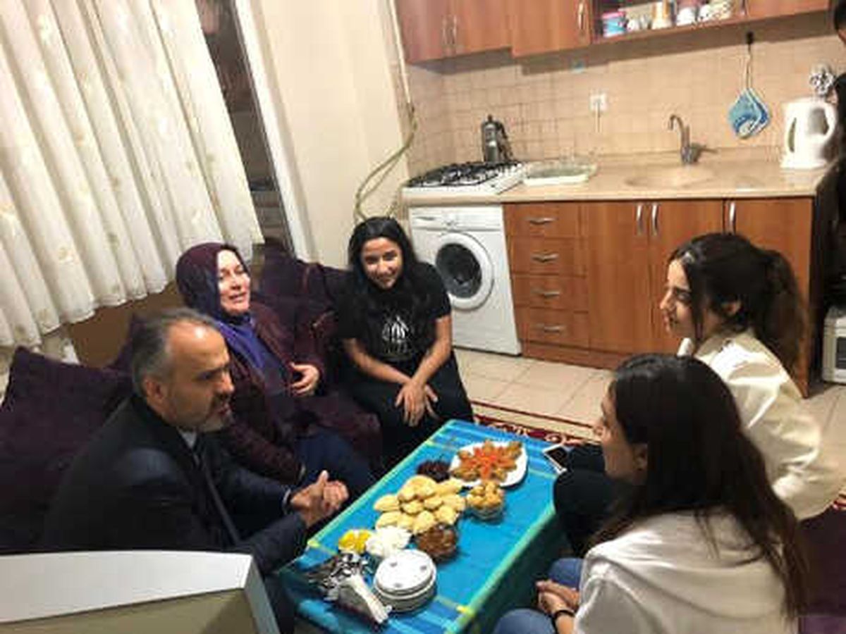 Twitter Üzerinden Çay Daveti Alan Belediye Başkanı, Öğrencilere Konuk Oldu