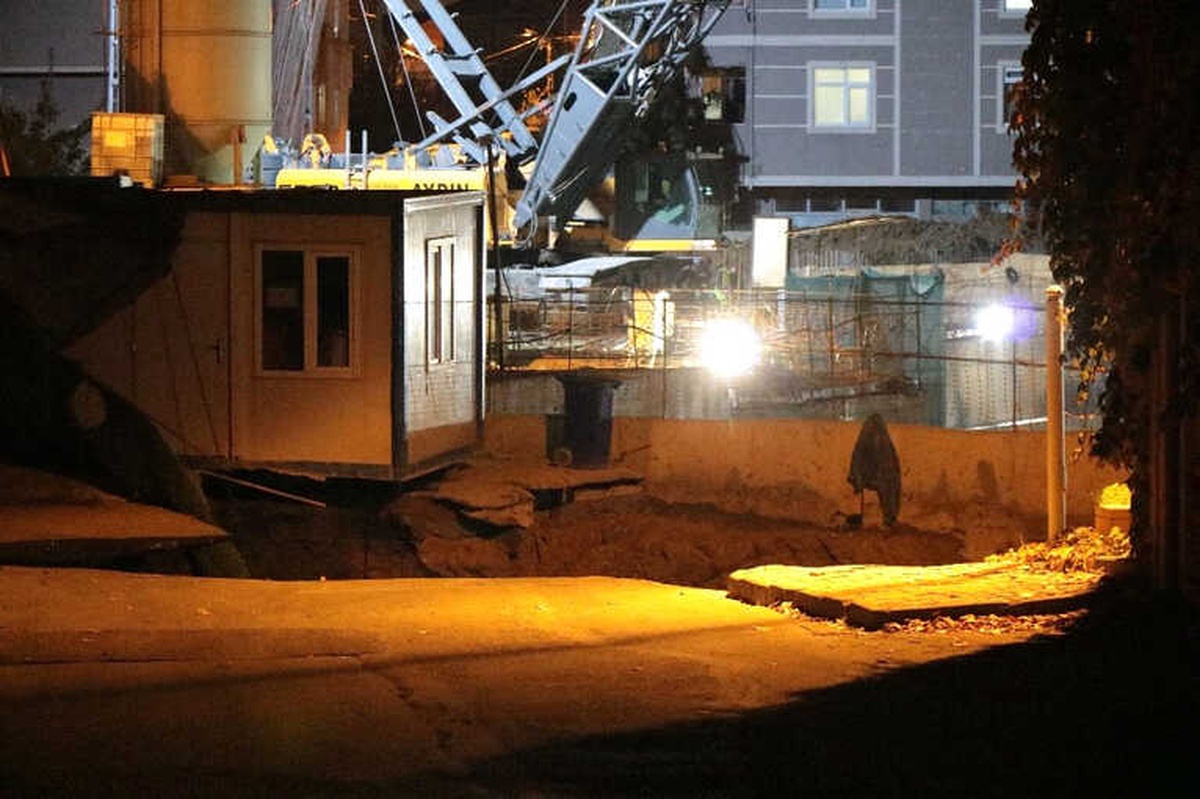 Ümraniye\'de Metro İnşaatı Çalışması Sırasında Yol Çöktü.