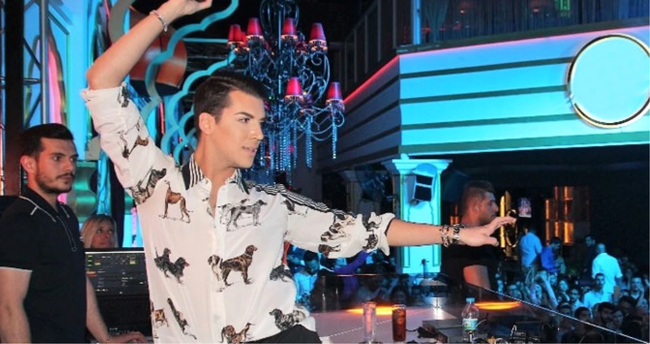 Ünlü DJ Kerimcan Durmaz, Yeni Yaşını Bülent Ersoy\'un Göğsünde Kutladı