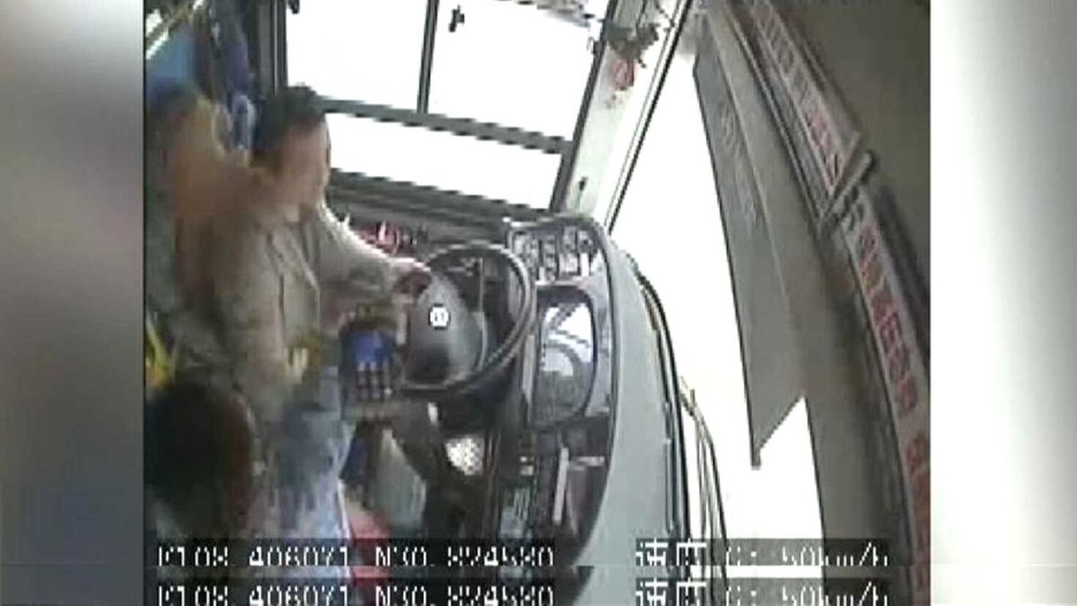 Video | Çin\'de Otobüs Yolcusu ve Direksiyondaki Şoförün Kavgası, 13 Can Aldı