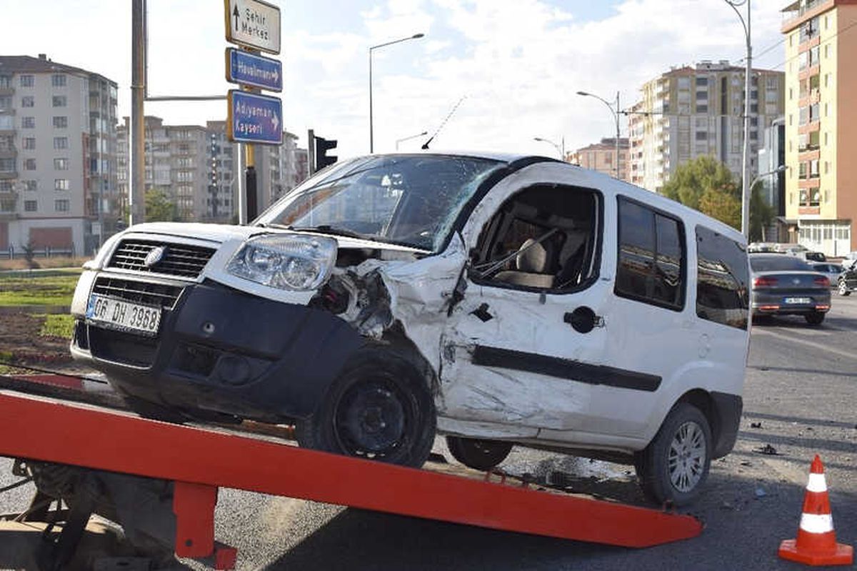 Yakıt Tankeri ile Hafif Ticari Araç Çarpıştı: 1 Yaralı