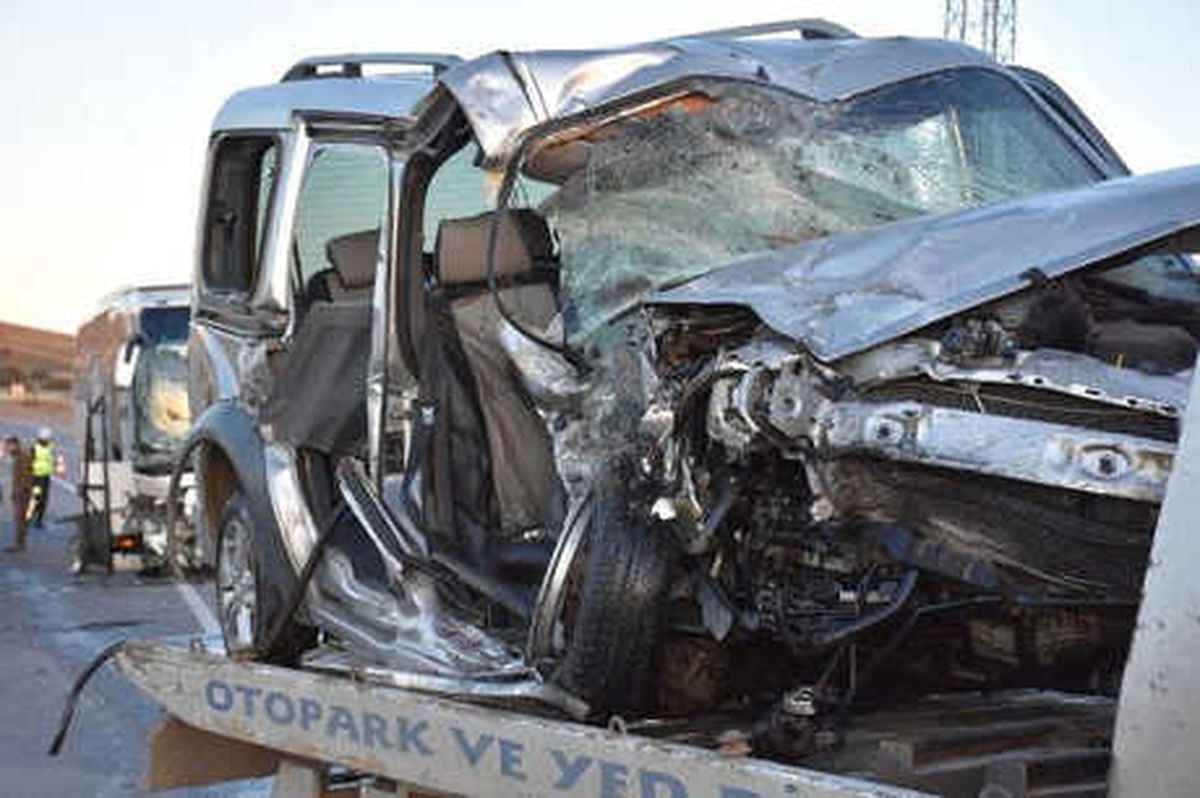 Yolcu Otobüsü Hafif Ticari Araçla Çarpıştı: 2 Ölü, 4 Yaralı