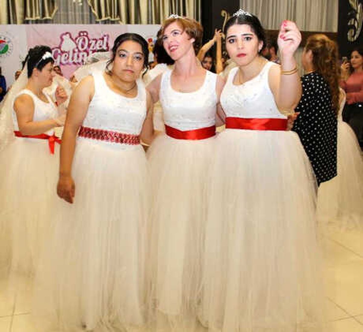 22 \'Özel Kız\' Gelinlik Giydi