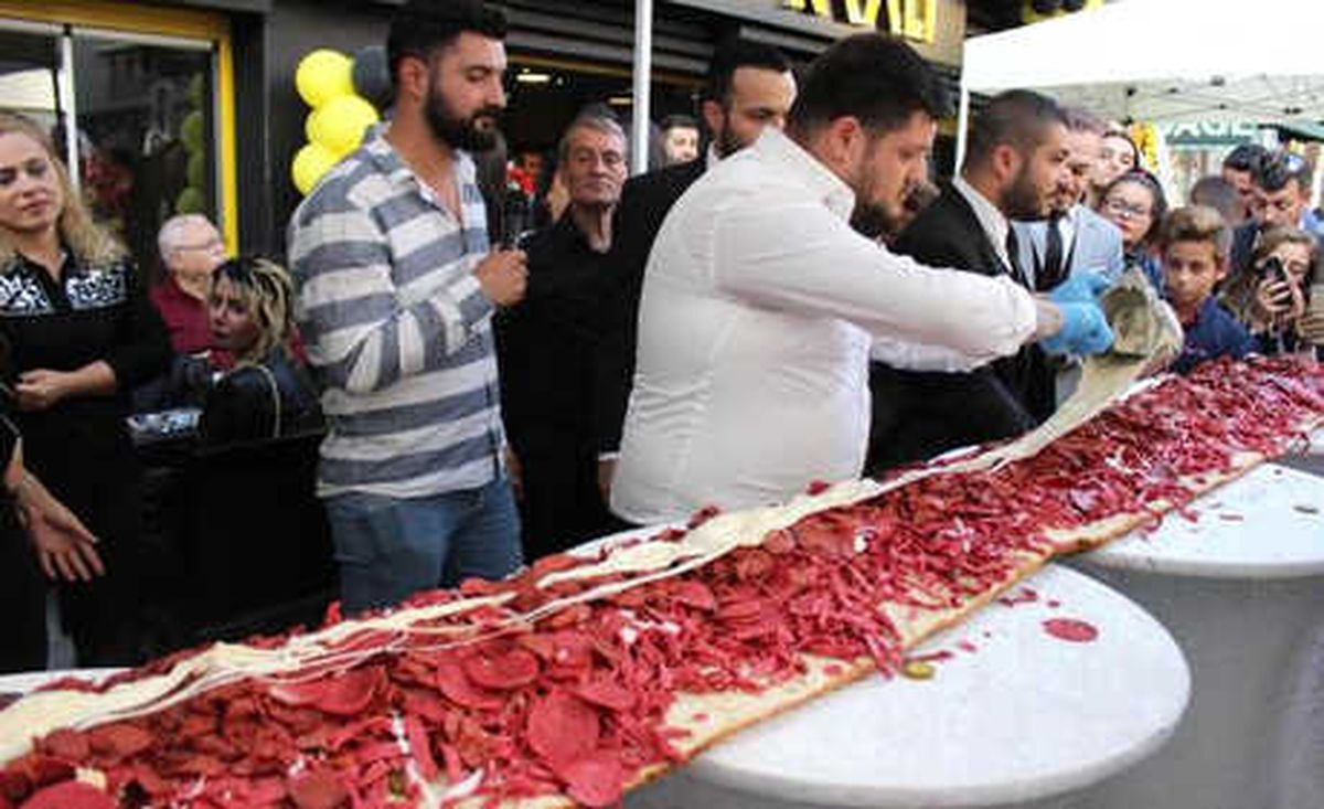 3,5 Metrelik Sandviç Görenleri Şaşırttı