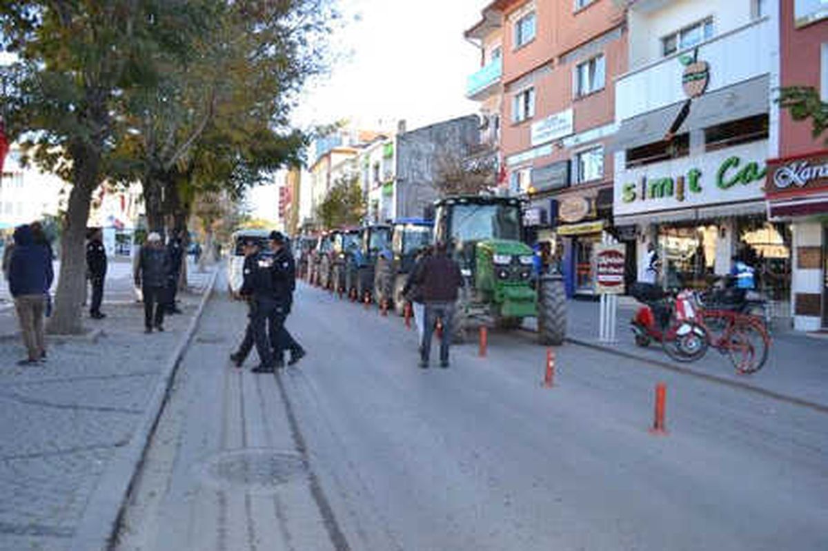 Aksaray\'da Çiftçiden Traktörlü Şeker Pancarı Kotası Eylemi
