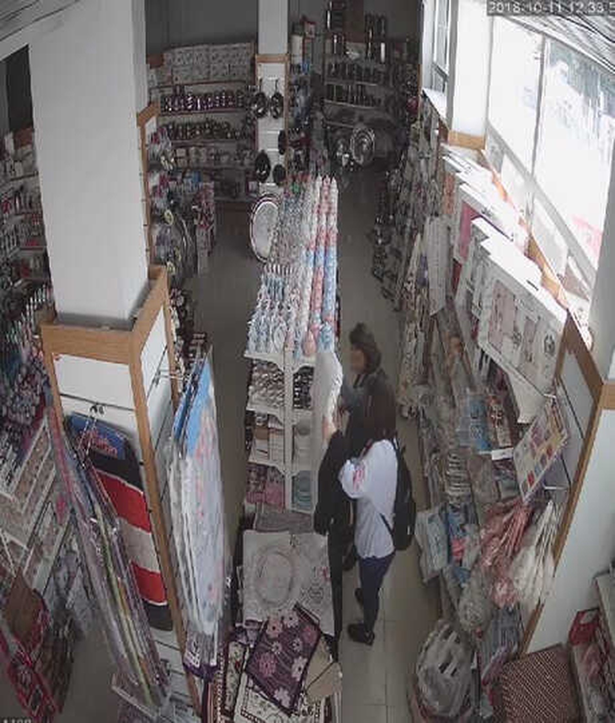 Alışveriş Yaptıkları İşyerinden Hediye Kutusunu Çaldılar