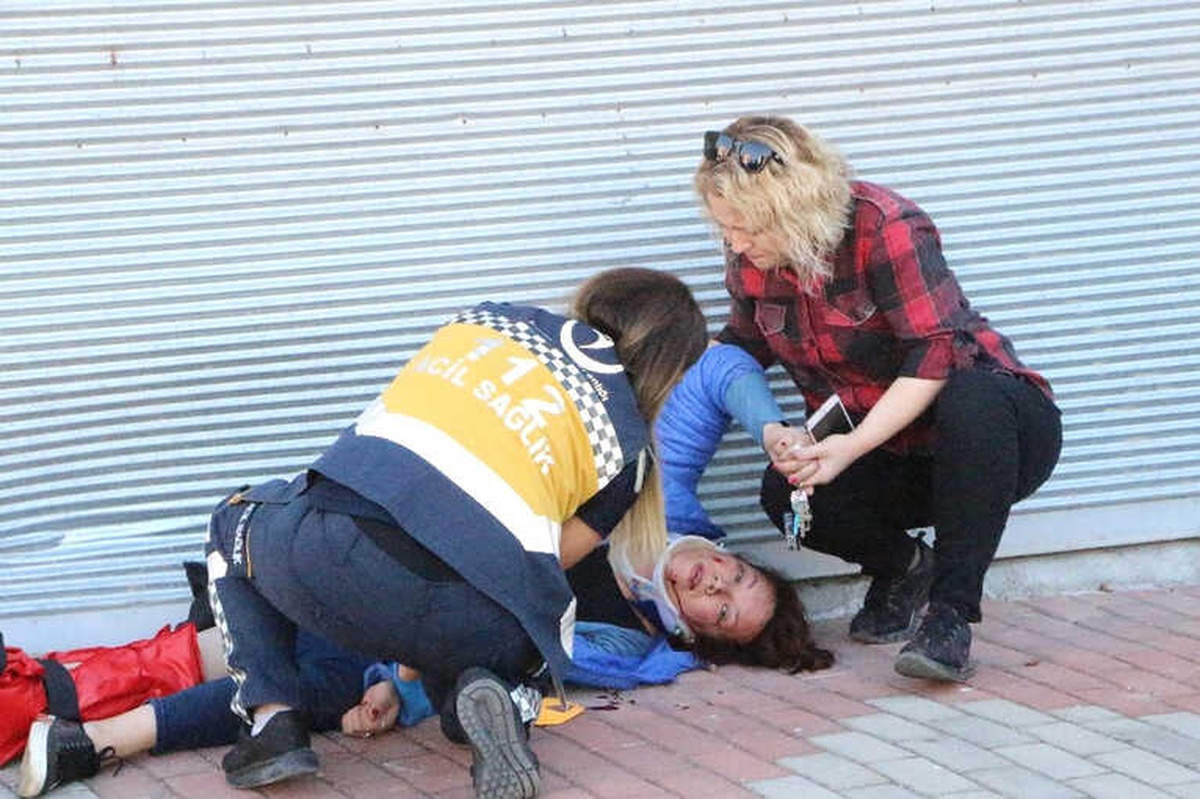 Antalya\'da Motosikletli Baba ve Kızı, Kafalarındaki Kask ile Hayatta Kaldı