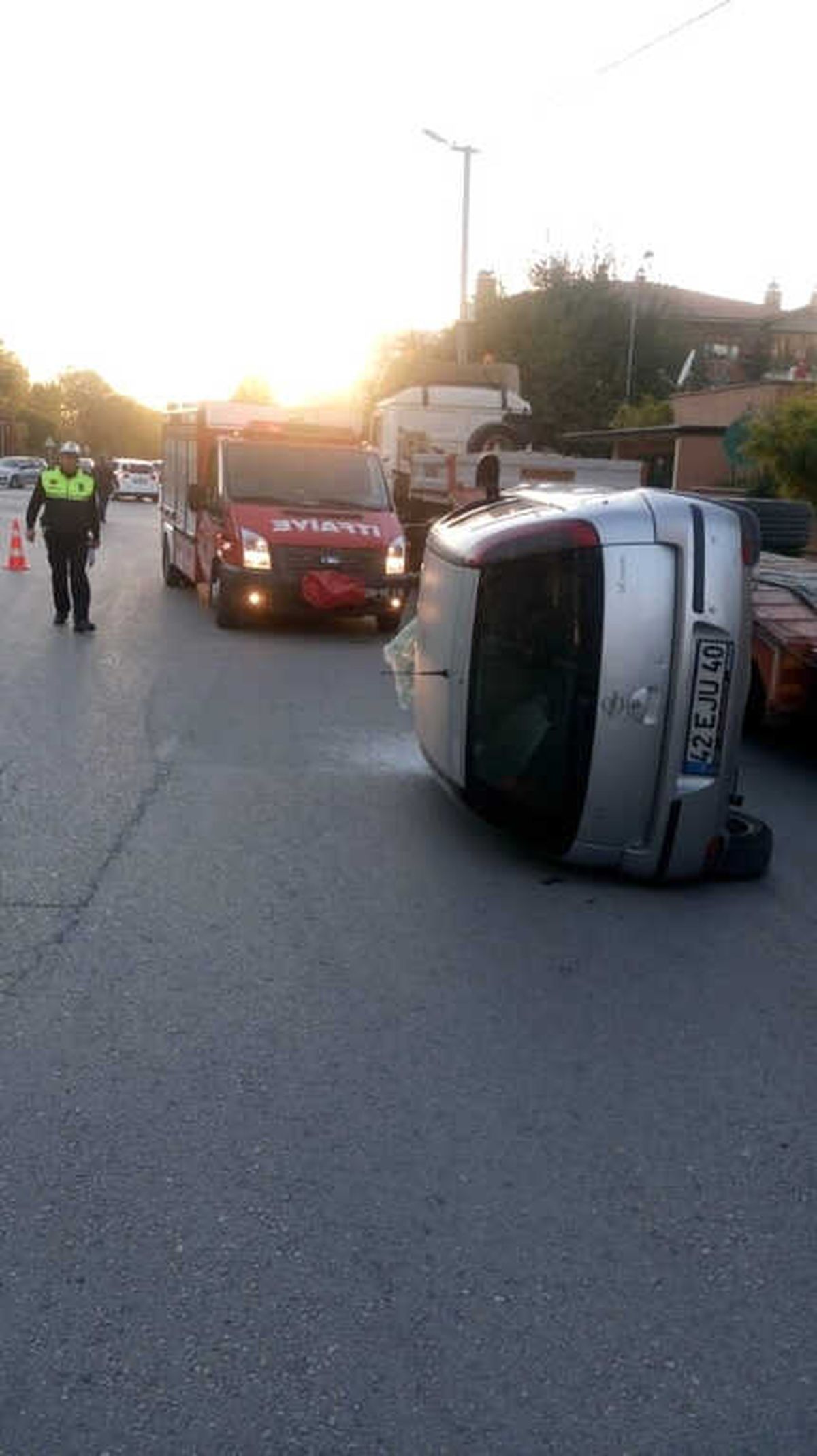 Araçta Sıkışan Sürücüyü İtfaiye Ekipleri Kurtardı