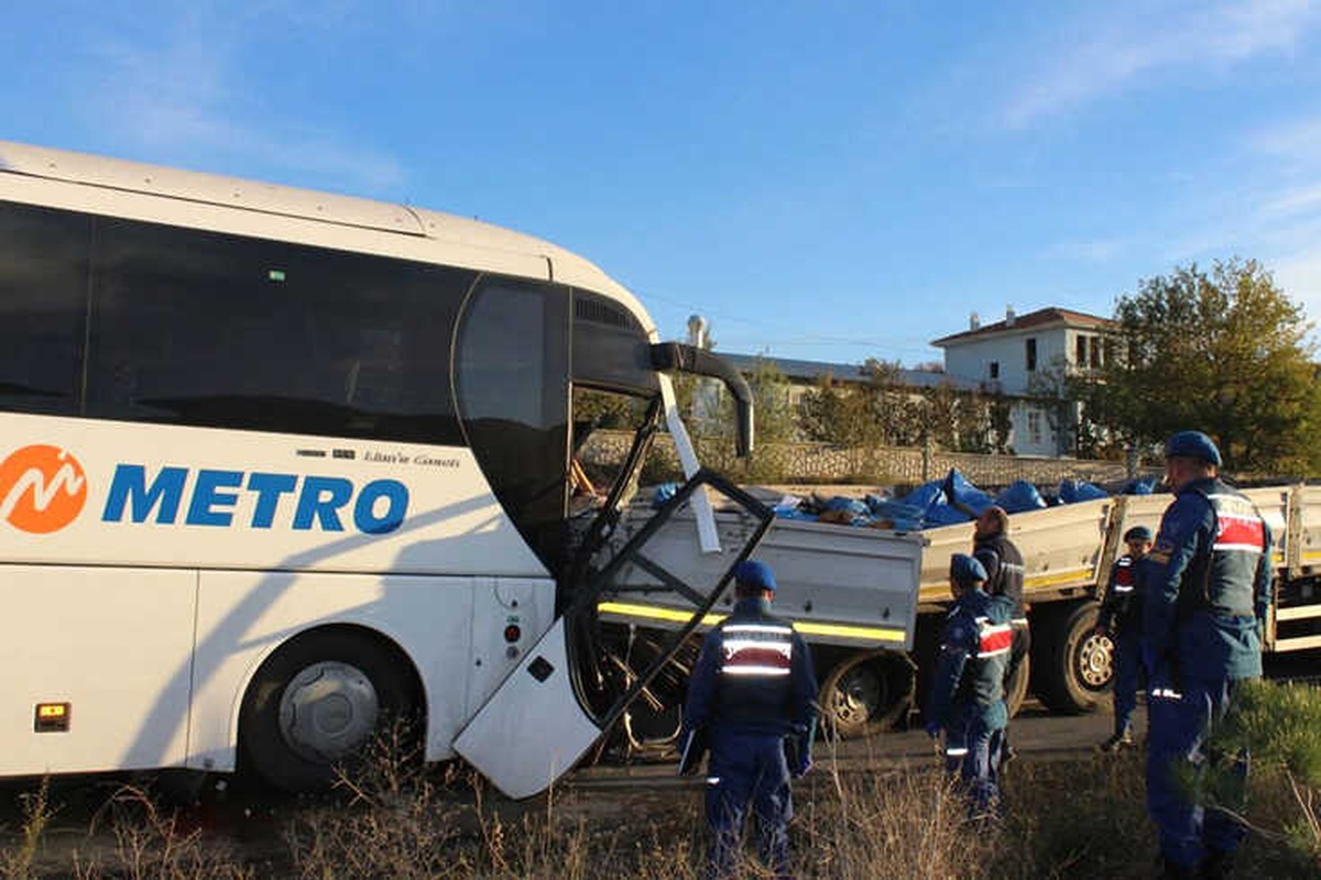 Askerleri Acemi Birliğine Götüren Otobüs Kaza Yaptı
