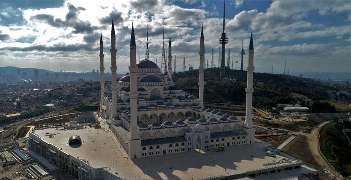Çamlıca Camii\'nin Halıları Serilmeye Başlandı