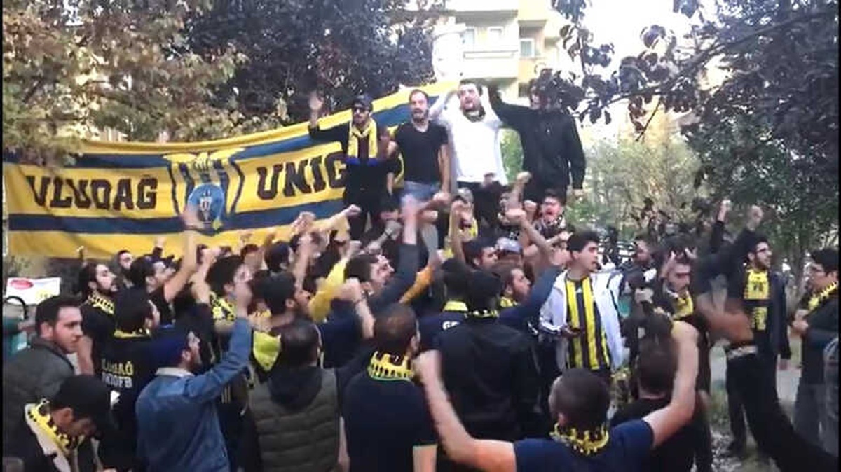 Derbi Öncesi Taraftardan Anlamlı Tezahürat
