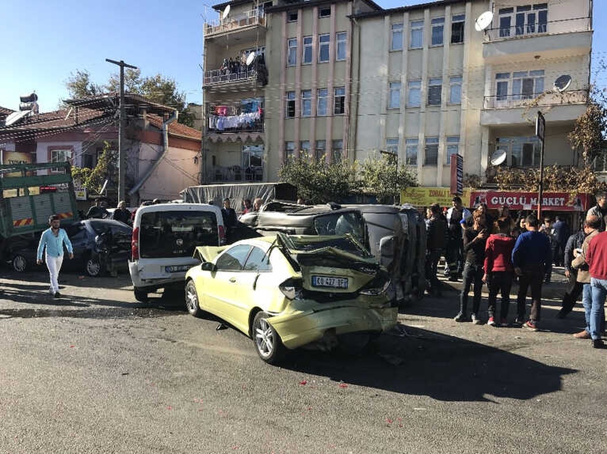 Dinar\'da Zincirleme Trafik Kazası: 4 Yaralı