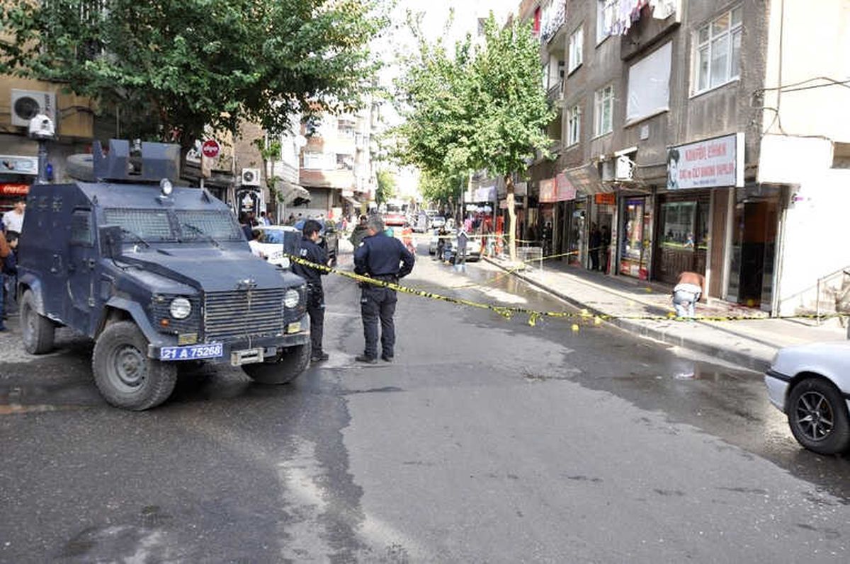 Diyarbakır\'da Bir İş Yerine Silahlı Saldırı: 2 Ağır Yaralı
