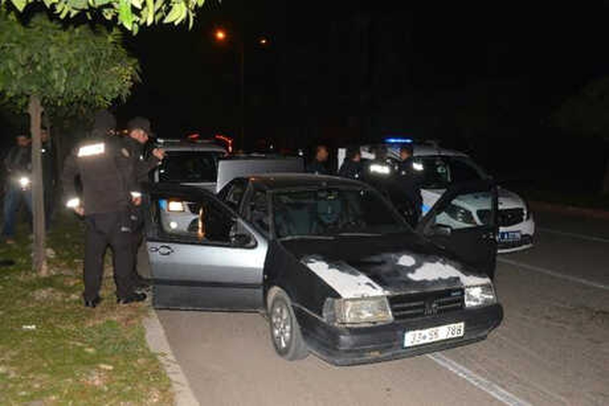 Dur İhtarına Uymayan Otomobildekiler, Kovalamacayla Yakalandı