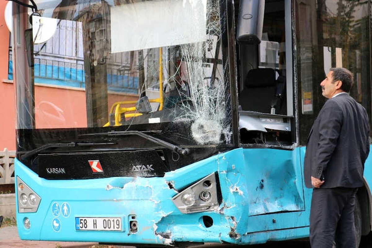 Ehliyetsiz Sürücünün Kullandığı Otomobil, Halk Otobüsüne Çarptı
