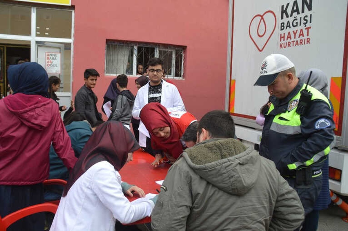 Eleşkirt\'te Polislerden Kızılay\'ın Kan Bağışı Kampanyasına Destek