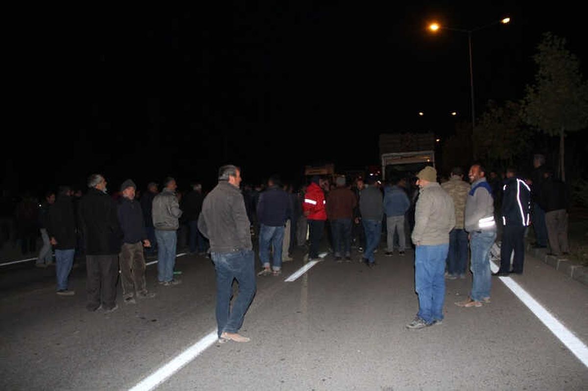 Eylem Yapan Nakliyeciler Ankara Yolunu Trafiğe Kapattı