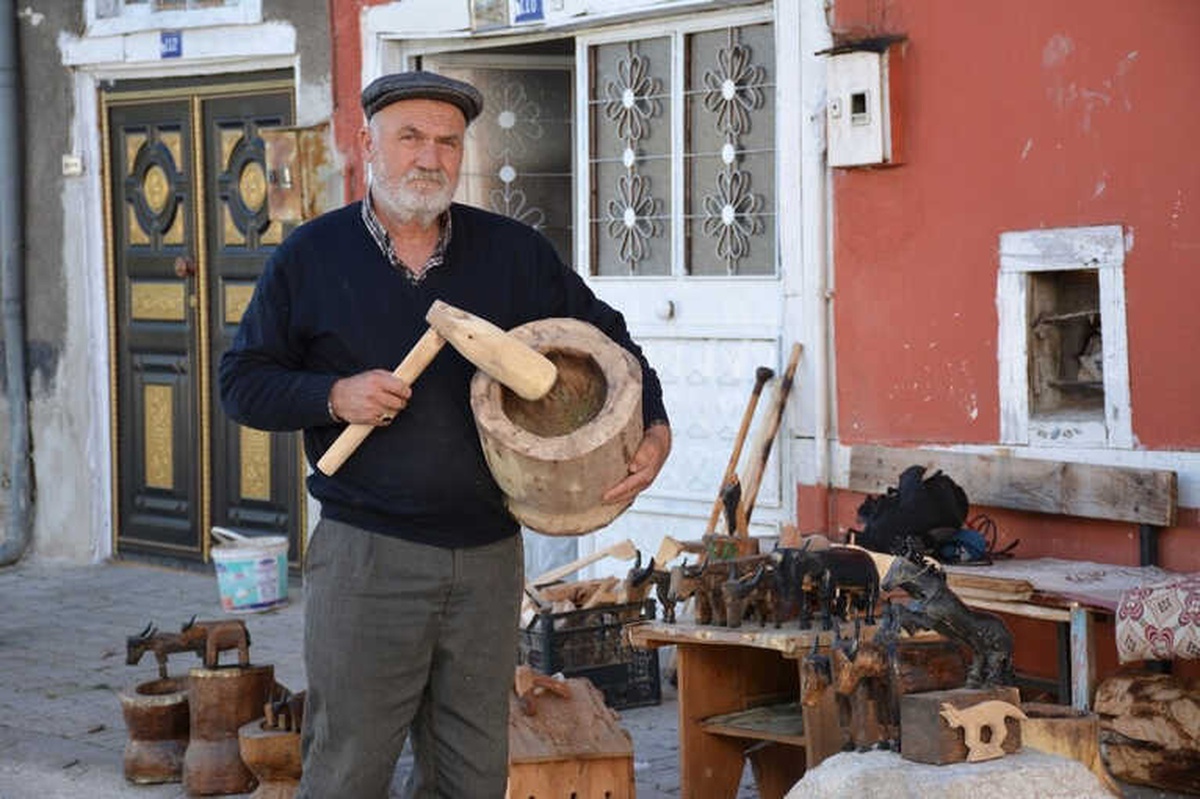 Felç Geçiren Yaşlı Adamın Ahşap Tasarımları Geçim Kaynağı Oldu