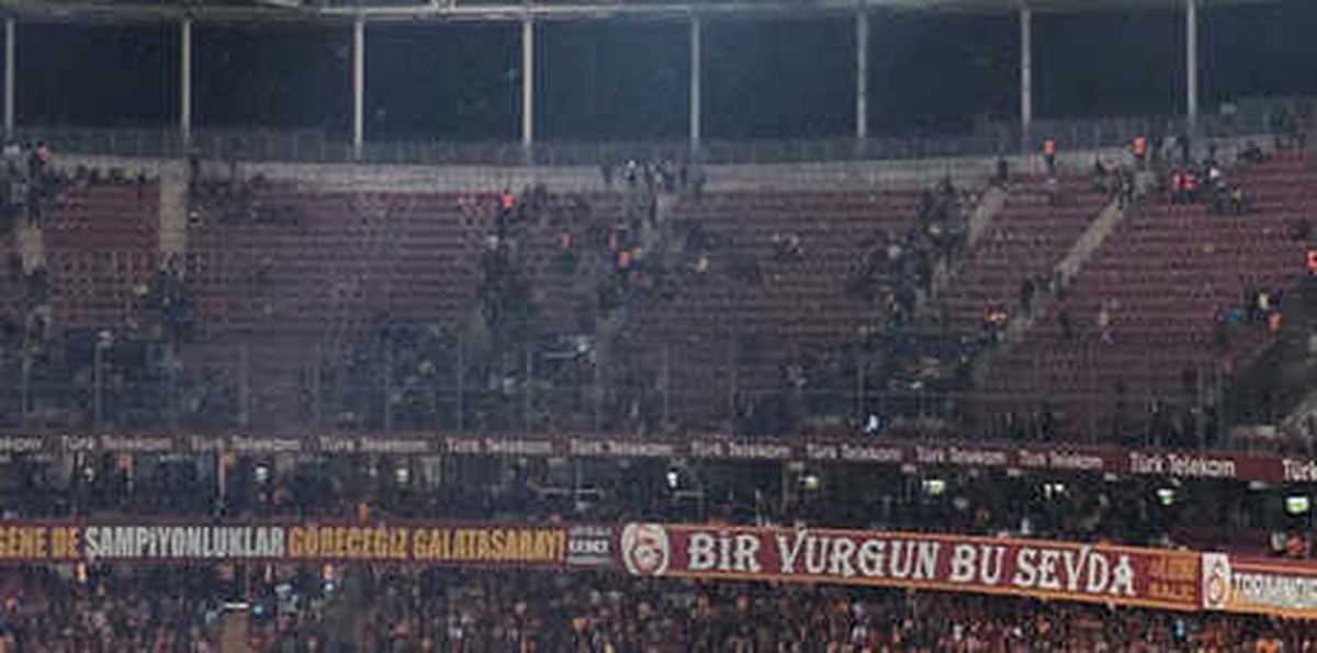 Fenerbahçeli Taraftarlar Tribünü Terk Etti!