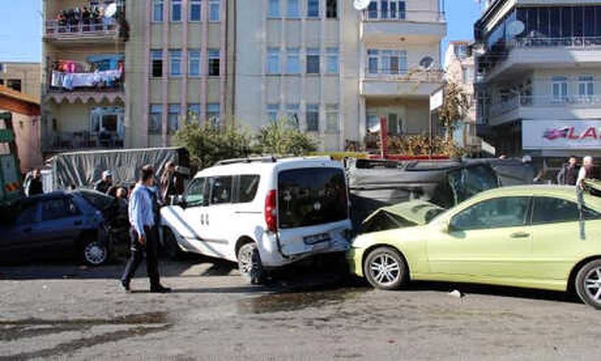 Freni Boşalan Kamyon 9 Araca Çarptı: 4 Yaralı