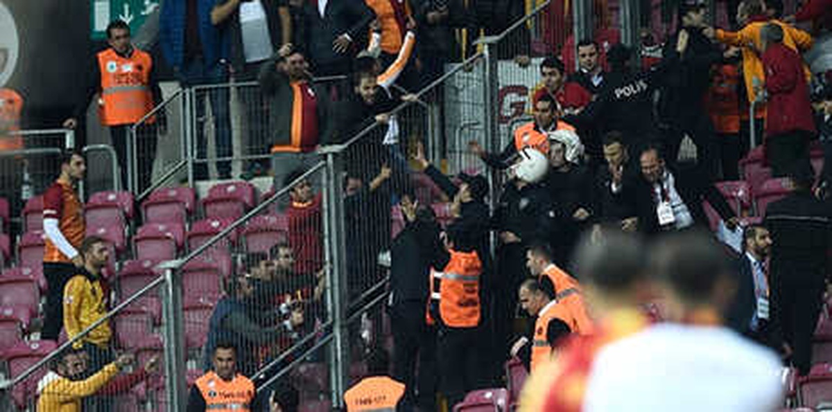 Galatasaraylı Taraftarlar Güvenlik Görevlisini Hastanelik Etti!