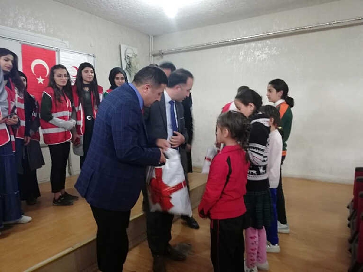 Hakkari Kızılay\'ı 400 Öğrenciyi Sevindirdi
