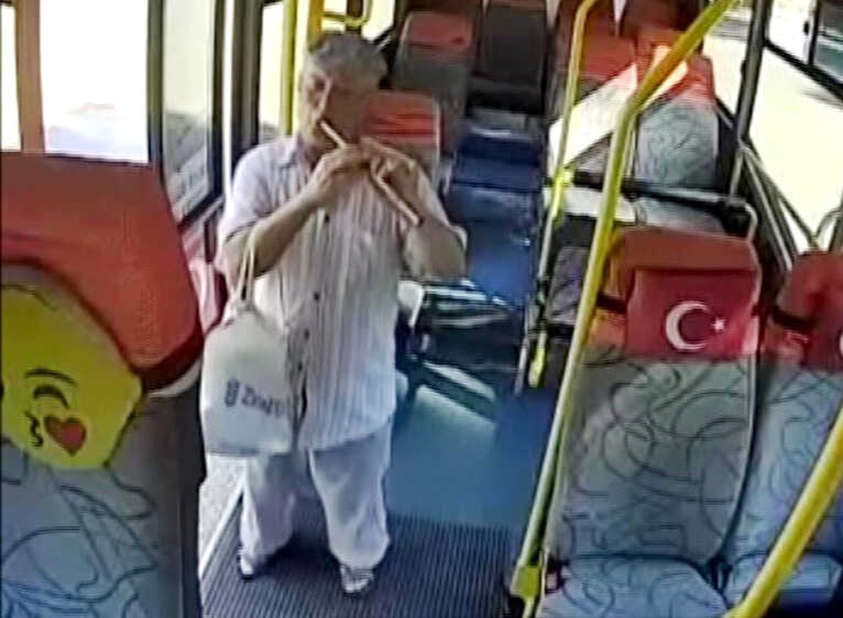 Halk Otobüsünde Flüt Resitali Şoförü Yaktı