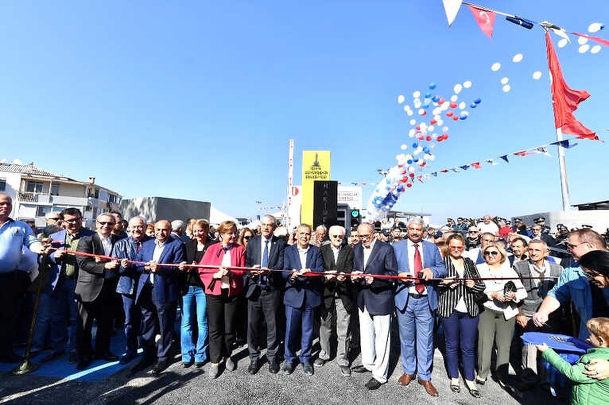 İzmir\'in Körfez Manzaralı Otoparkı Açıldı
