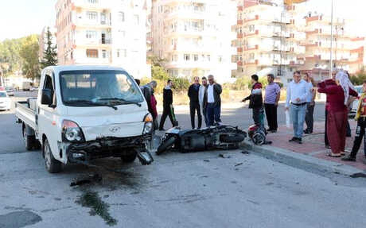 Kamyonetle Çarpışan Motosikletteki Baba ve Kızı Yaralandı