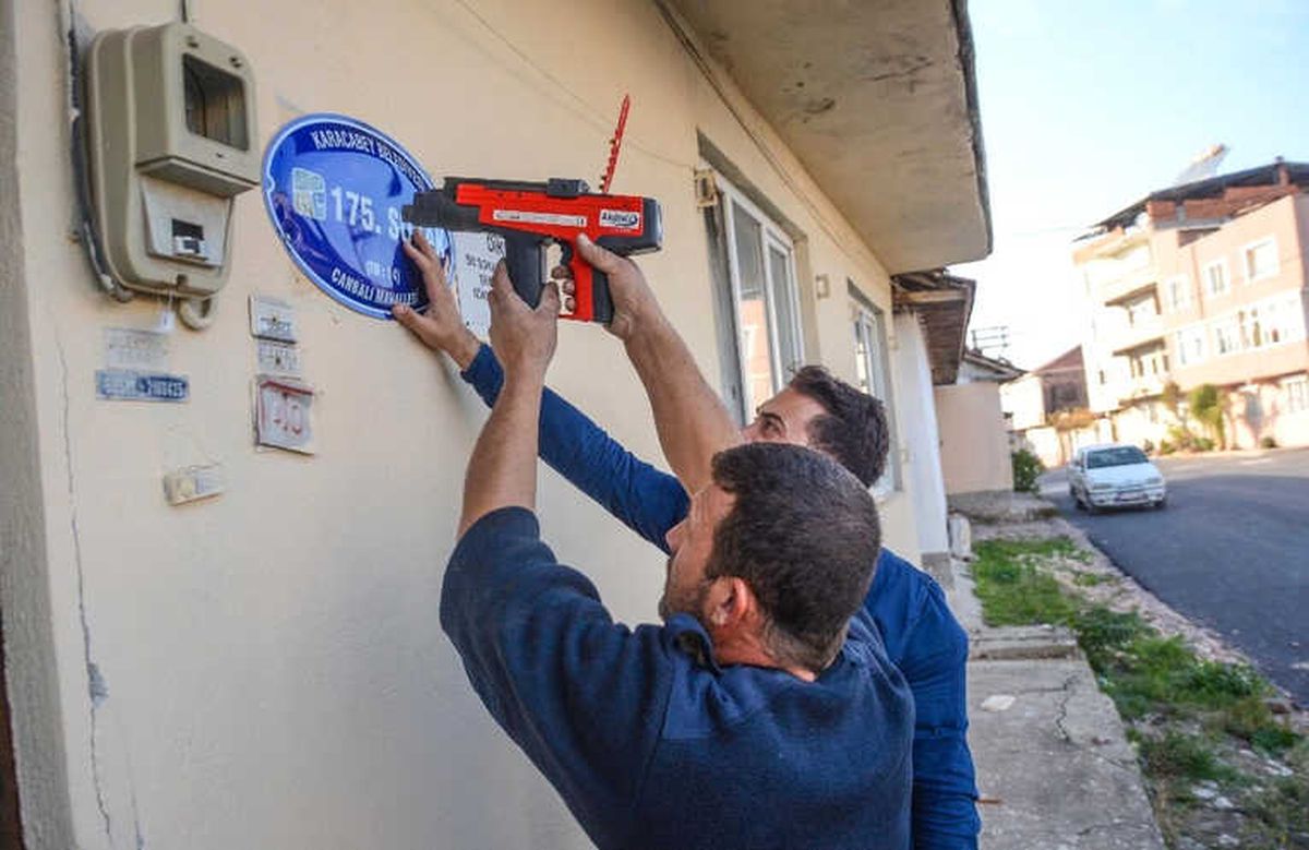 Karacabey\'de Cadde ve Sokak Levhaları Yenileniyor