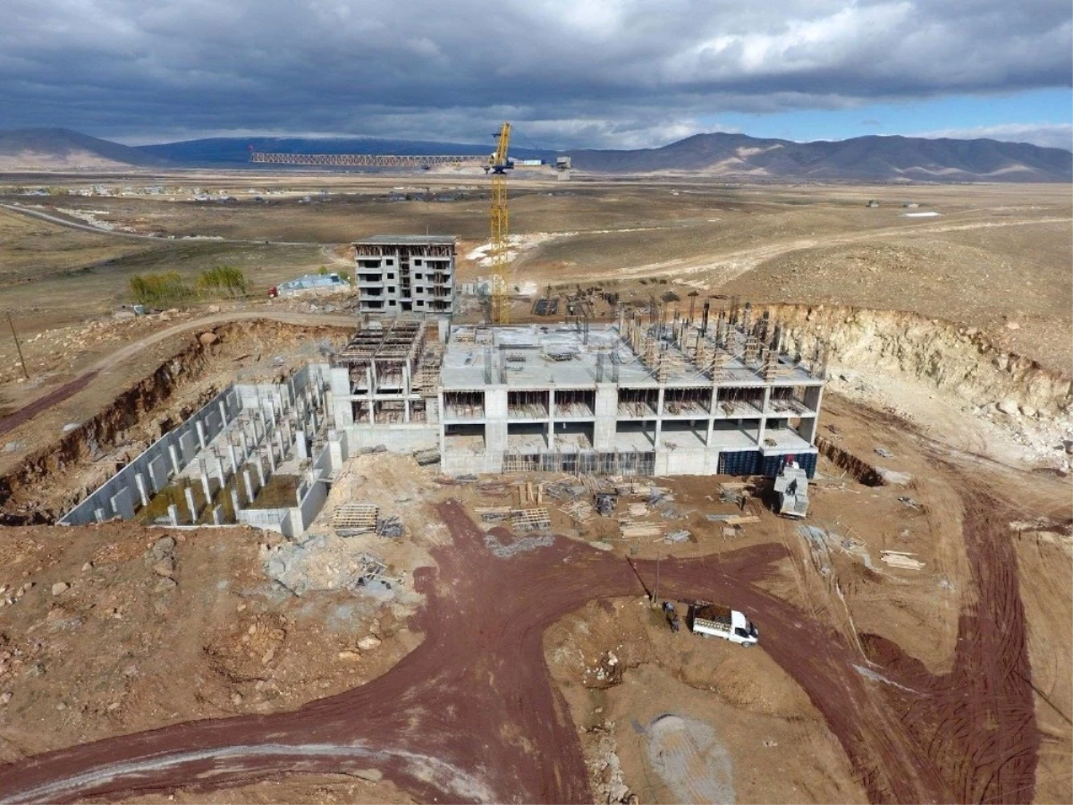 Kaymakam Dundar, Yapımı Devam Eden 75 Yataklı Hastanede İncelemelerde Bulundu