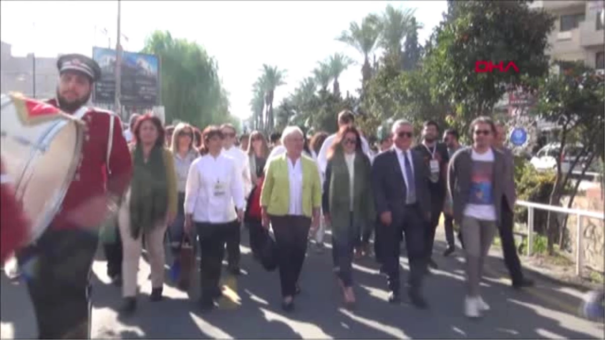 Kuşadası\'nda Zeytin Festivali Kortej Yürüyüşüyle Başladı