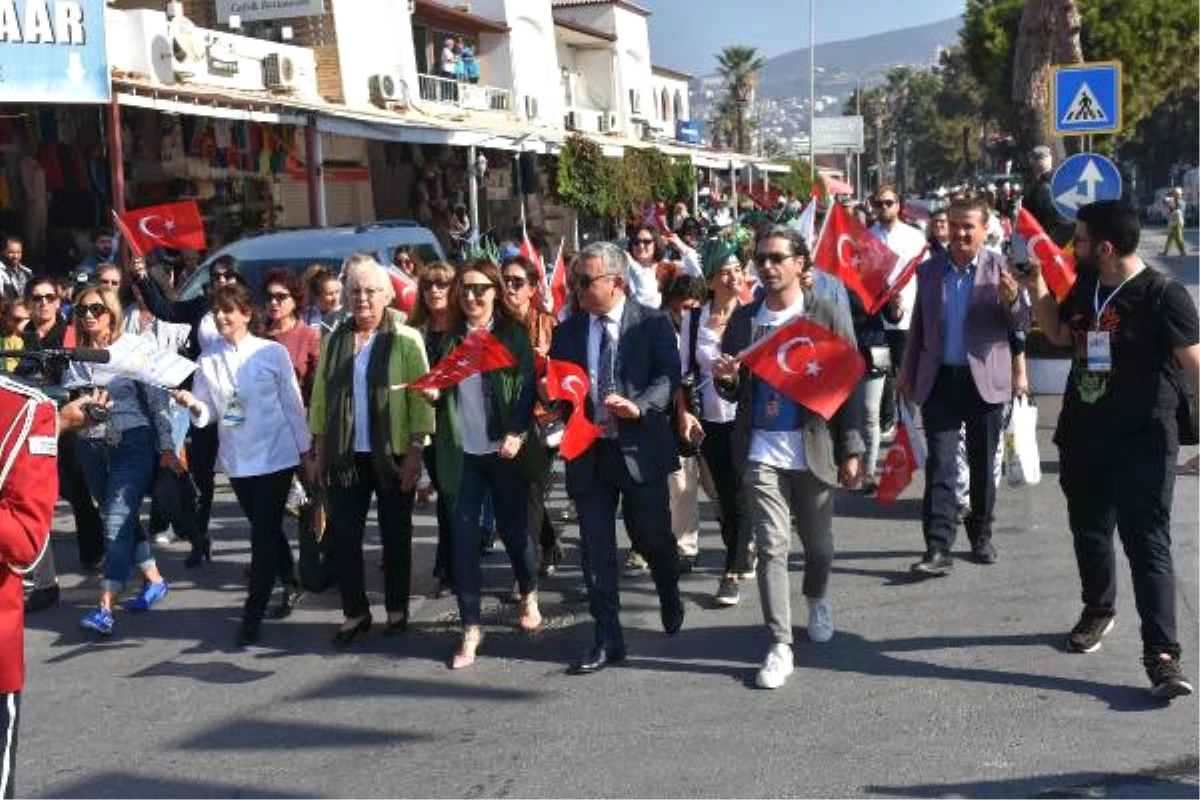 Kuşadası\'nda Zeytin Festivali Kortej Yürüyüşüyle Başladı