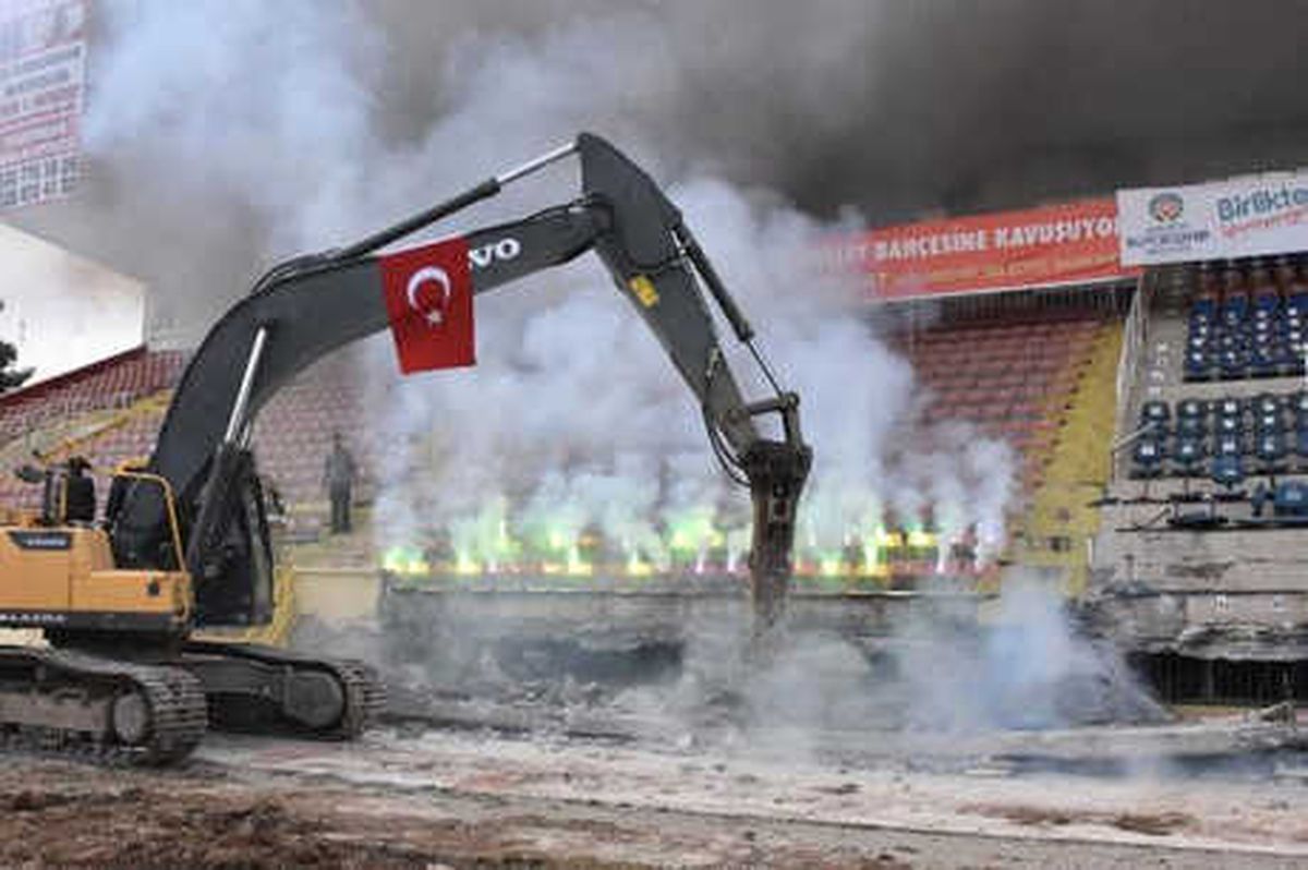 Millet Bahçesi Olacak Malatya İnönü Stadyumu\'nun Yıkımı Başladı