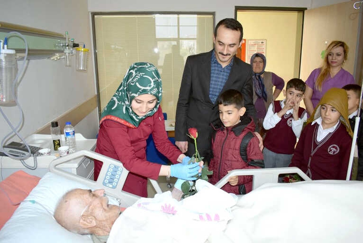 Öğrencilerden Hastalara Anlamlı Ziyaret