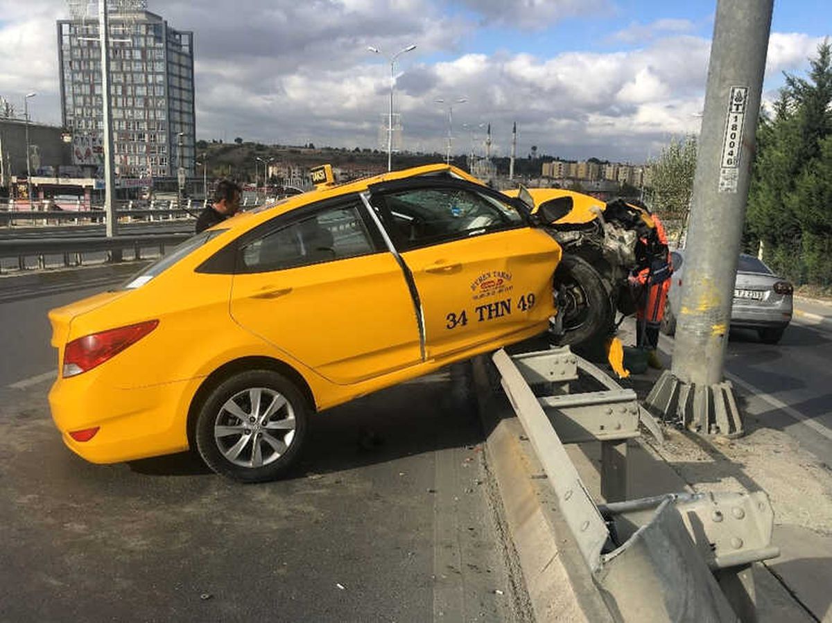 Ticari Taksi, Çarptığı Bariyerlerde Askıda Kaldı